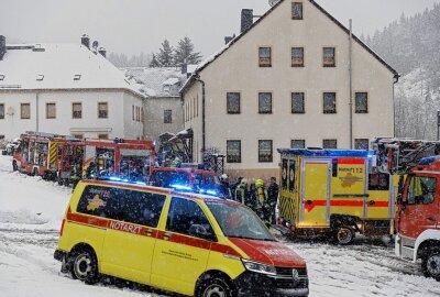Verletzte Person bei Brand in Mehrfamilienhaus im Erzgebirge - In Thermalbad Wiesenbad kam es zu einem Brand. Foto: Ronny Küttner