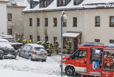 Verletzte Person bei Brand in Mehrfamilienhaus im Erzgebirge - Mehrere Feuerwehren sind vor Ort. Foto: Ronny Küttner