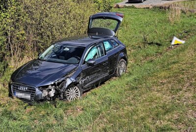 Verletzte Person nach Vorfahrtsunfall in Euba - Der Wagen kommt von der Straße ab  Foto: Harry Härtel