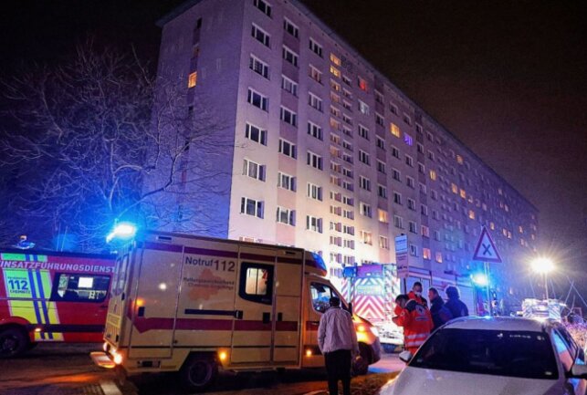 Verletzte Person nach Wohnungsbrand auf Augsburger Straße - Ein Verletzter nach Brand auf der Augsburger Straße in Chemnitz. Foto: Harry Härtel