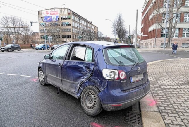Entstandener Schaden am PKW VW. Foto: Harry Härtel