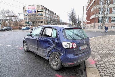 Verletzte Person: PKW und Straßenbahn rasseln in Chemnitz zusammen - Entstandener Schaden am PKW VW. Foto: Harry Härtel