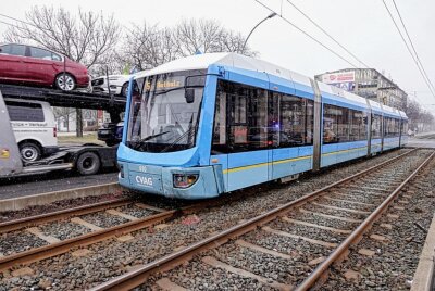 Verletzte Person: PKW und Straßenbahn rasseln in Chemnitz zusammen - Entstandener Schaden an der Straßenbahn. Foto: Harry Härtel