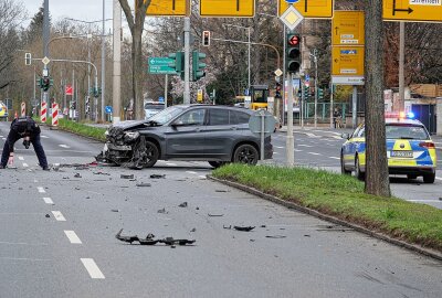 Verletzter bei Kollision zwischen PKW und Rettungswagen - In Dresden kam es zu einer Kollision zwischen einem PKW und einem Rettungswagen. Foto: Roland Halkasch
