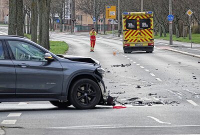 Verletzter bei Kollision zwischen PKW und Rettungswagen - In Dresden kam es zu einer Kollision zwischen einem PKW und einem Rettungswagen. Foto: Roland Halkasch