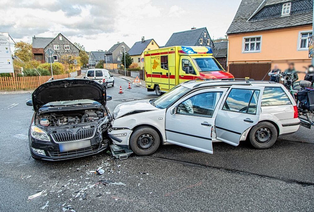 Verletzter bei Unfall in Zwönitz: Zwei PKW kollidieren auf Kreuzung - In Zwönitz ereignete sich ein Verkehrsunfall, bei dem zwei PKWs kollidierten. Foto: Andre März