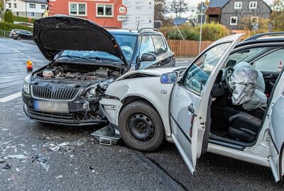 Verletzter bei Unfall in Zwönitz: Zwei PKW kollidieren auf Kreuzung - In Zwönitz ereignete sich ein Verkehrsunfall, bei dem zwei PKWs kollidierten. Foto: Andre März