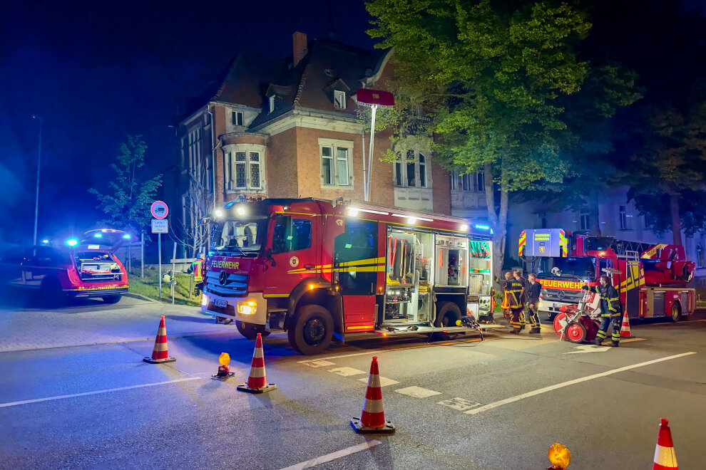 Verletzter bei Wohnungsbrand im Vogtland - Am Montagabend gegen 20:45 Uhr kam es zu einem Brand in einer alten Villa. Foto: Daniel Unger