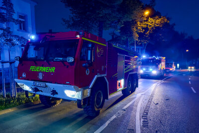 Verletzter bei Wohnungsbrand im Vogtland - Die Kameraden der freiwilligen Feuerwehren aus Auerbach und Rebesgrün im Einsatz. Foto: Daniel Unger
