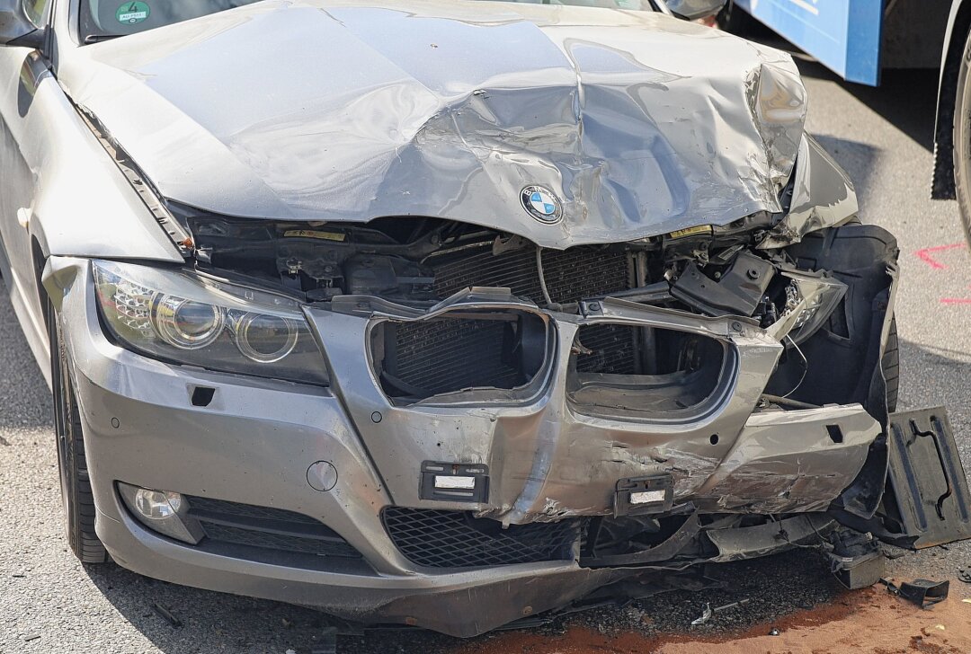 Verletzter nach LKW-Crash bei McDonald's-Ausfahrt in Aue - Kurz nach 8 Uhr am Donnerstagmorgen kam es auf dem Autobahnzubringer S255 an der McDonald's Ausfahrt zu einem Unfall zwischen einem LKW und einem BMW. Foto: Niko Mutschmann