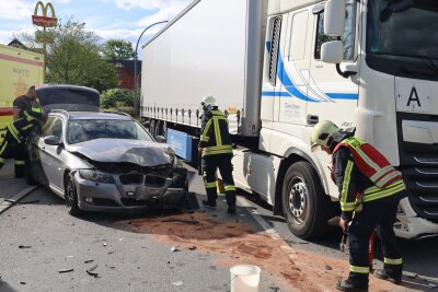 Verletzter nach LKW-Crash bei McDonald's-Ausfahrt in Aue - Die S255 wurde kurzzeitig in Richtung Autobahn gesperrt. Später wurde der Verkehr an der Unfallstelle vorbei geführt. Foto: Niko Mutschmann