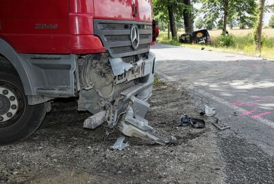 Verletzter nach Unfall in Schönfeld: Kleintransporter kracht gegen Baum - Unfall in Schönfeld. Foto: Roland Halkasch