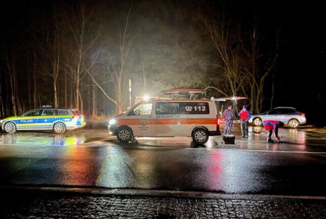 Vermisstensuche unter Hochdruck im Erzgebirge: Seniorin leblos aufgefunden - Die Fahrzeuge von Bergwacht und Polizei. Foto: Daniel Unger
