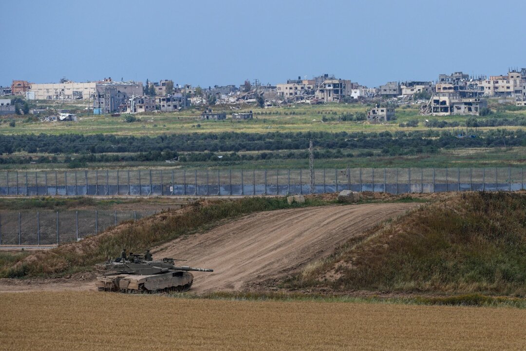 Vermittler drängen auf Kompromiss im Gaza-Krieg - Israelische Soldaten an der Grenze zum Gazastreifen: Laut Regierungschef Netanjahu steht der Termin für die Offensive gegen die Stadt Rafah fest.