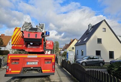 Verpuffung bei Bauarbeiten: Feuerwehreinsatz in Zwickau - In Zwickau Marienthal kam es bei privaten Bauarbeiten zu einer Verpuffung. Foto: Mike Müller