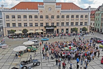 Verrückter Weltrekord: 20 Zwickauerinnen in einem Trabi - In Zwickau wurde ein neuer Weltrekord aufgestellt. Foto: Eibner Pressefoto/Koehler 