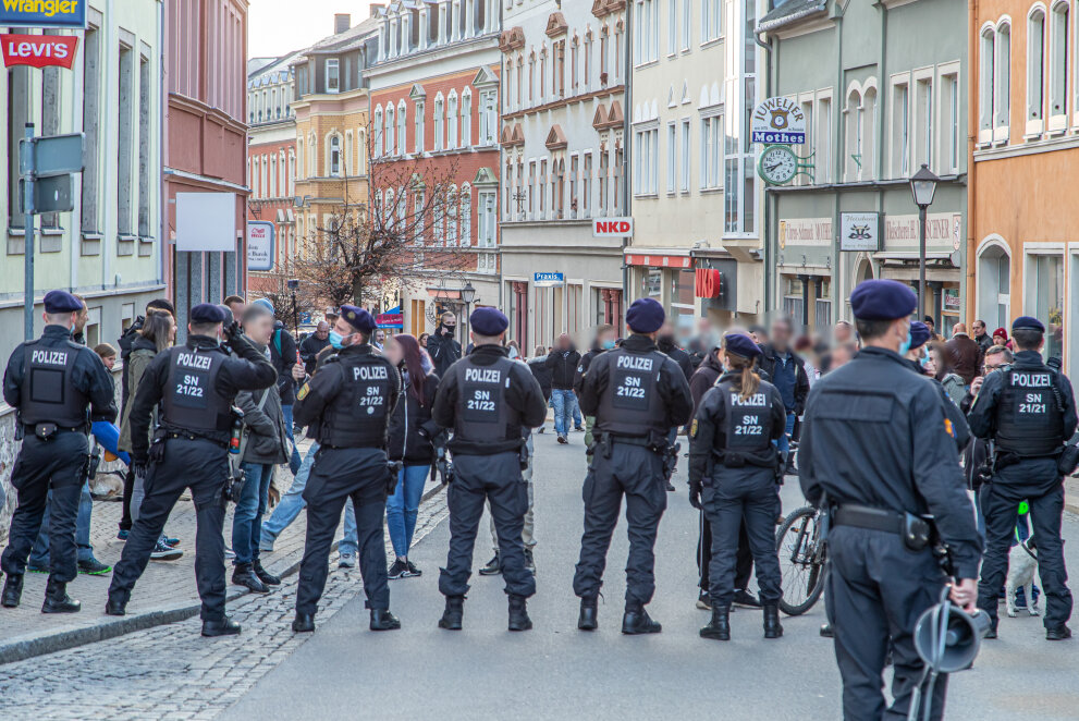 Polizeikette bei Demonstration in Zwönitz.