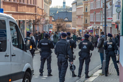 Die Polizei ist mit erhöhtem Aufgebot in Zwönitz vor Ort. 
