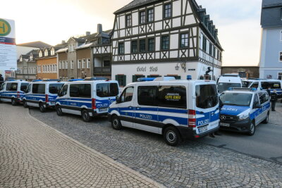 Die Polizei ist mit erhöhtem Aufgebot in Zwönitz vor Ort. 