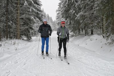 Verschneite Landschaft zieht Menschen in die Natur - Annett Kiehl und Marko Martin sind in Weitersglashütte in die Loipe eingestiegen. Foto: Ralf Wendland