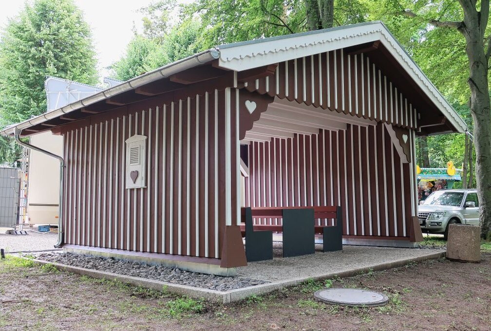 Verschönerung in Limbach-Oberfrohna: Ein "Pavillon zum Durchgucken" - Die neue Senn-Hütte ist ein Schmuckstück im Park. Foto: A. Büchner
