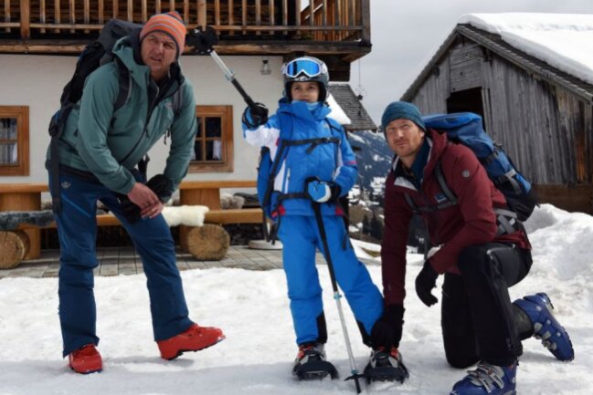 Im diesjährigen Winterspecial "Kalte Stille" (13. Januar, 20.15 Uhr, im ZDF) zeigt die stumme Flora (Yuna Bennet) Martin (Hans Sigl, links) und Hans (Heiko Ruprecht) den Weg zur Unglücksstelle.