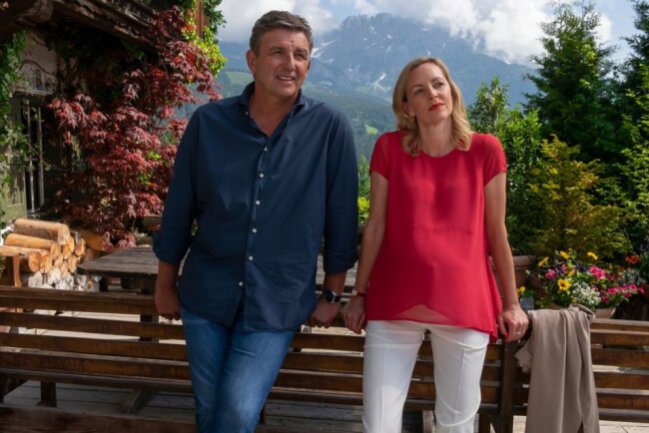 In der neuen Staffel "Der Bergdoktor" (Start: 20. Januar, 20.15 Uhr, im ZDF) will Franziska (Simone Hanselmann) nach New York ziehen. Martin (Hans Sigl) zweifelt immer mehr an der Entscheidung. 