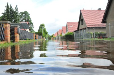 Versichert gegen Unwetter: Was Hausbesitzer wissen müssen - Bei Hochwasser wird oft von Flut gesprochen. Das ist aber nicht ganz korrekt.