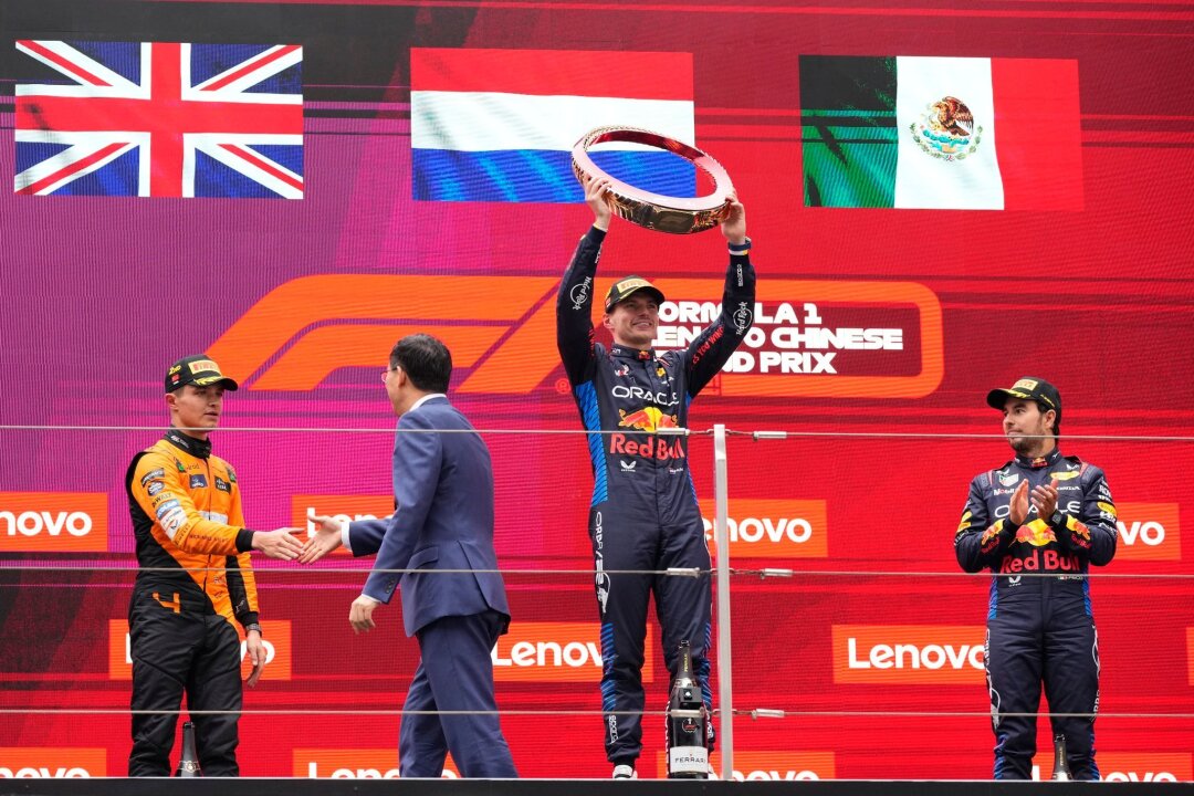Verstappen-Show in Shanghai: Erster Sieg in China - Max Verstappen (M.) gewann in China vor Lando Norris (l) und Sergio Perez.
