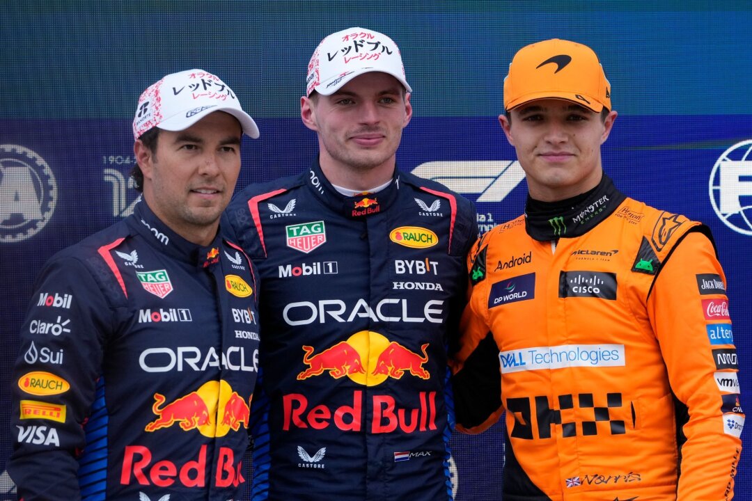 Verstappen sichert sich in Japan die Pole Position - Red-Bull-Pilot Max Verstappen (M) gewann das Qualifying in Suzuka vor seinem Teamkollegen Sergio Peréz (l) und McLaren-Pilot Lando Norris.