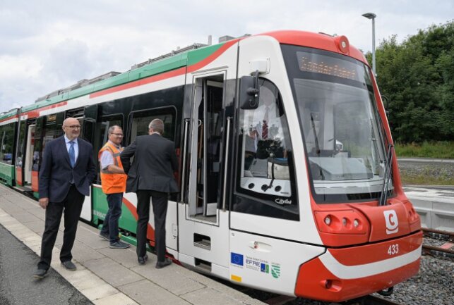 Zur Vertragsunterzeichnung war erstmals ein Citylink-Zweisystemfahrzeug in Zwönitz - vorn links VMS-Geschäftsführer Dr. Harald Neuhaus. Foto: Ralf Wendland