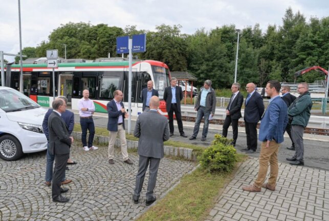 Verträge sind unterzeichnet - Pilotprojekt "ERZmobil" kann starten - Der Zwönitzer Bürgermeister Wolfgang Triebert (Mitte) bei seinen Ausführungen. Foto: Ralf Wendland