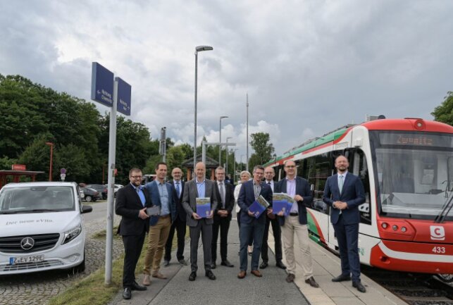 Verträge sind unterzeichnet - Pilotprojekt "ERZmobil" kann starten - Zur Vertragsunterzeichnung trifft sich erstmals ein Citylink-Zweisystemfahrzeug mit einem Mercedes E-Vito am Zwönitzer Bahnhof. Foto: Ralf Wendland