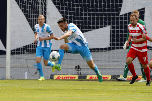 Vertrag vorzeitig verlängert: Ioannis Karsanidis bleibt beim CFC - Beim Wernesgrüner Sachsenpokal-Finale gegen den FSV Zwickau war Ioannis Karsanidis (CFC) am Ball.