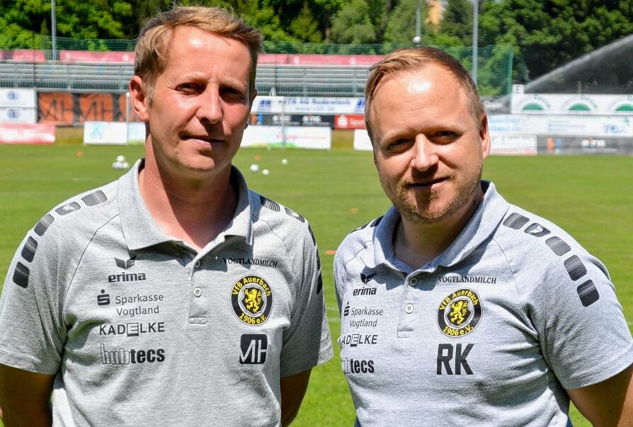 VfB Auerbach startet in die Saison - VfB-Vorstand Michael Stöhr (links) und VfB-Präsident Ronny Kadelke (rechts). Foto: Karsten Repert