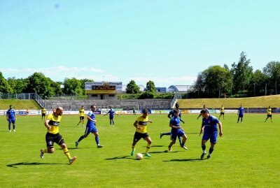 VFC Plauen besiegt im letzten Heimspiel Westerhausen 4:0 - VFC Plauen 2 Ondrej Nyber (am Ball) erzielt das 4:0 für den VFC. Foto: Karsten Repert