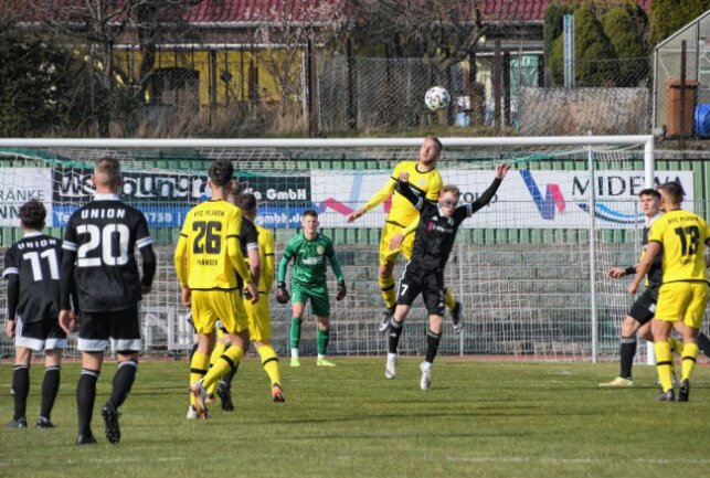 VFC-Verteidiger Philipp Dartsch steigt hoch zum Kopfball. Foto: Ilong Göll / Pressebüro Repert