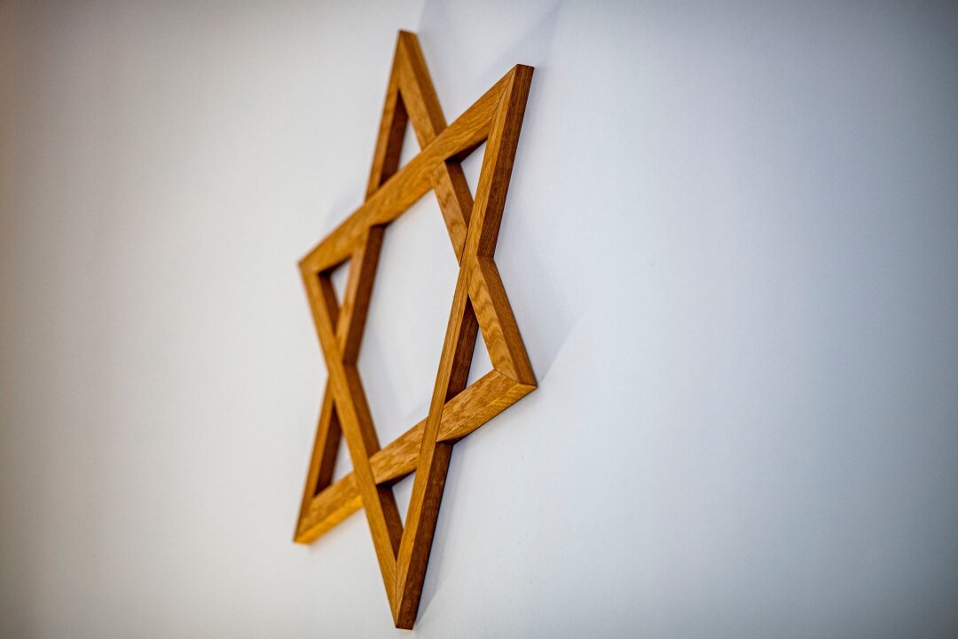 Viel mehr antisemitische und islamfeindliche Straftaten - Ein Davidstern im Gebetsraum der Neuen Synagoge in Gelsenkirchen. Die Zahl der Taten, bei denen ein antisemitisches Motiv vermutet wird, ist deutlich gestiegen.