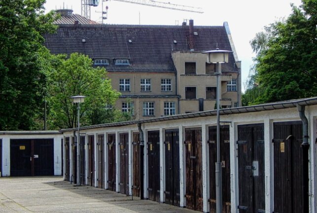Die Garagenhöfe hinter der Ostwache sollen einer Grundschule weichen. Den Pächtern stößt das auf. Foto: Anke Brod