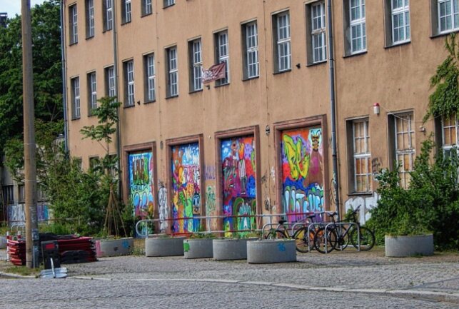 Die alte "Krausefabrik" gegenüber der Ostwache wird aktuell für Wohnungen saniert. Der "Polygraphplatz" dazwischen soll bürgerfreundlich umgestaltet werden. Foto: Anke Brod