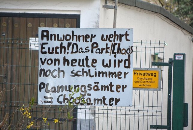Viele Anwohner in Anger-Crottendorf ärgern sich über den drohenden Wegfall von gewohnten Stellplätzen für ihre Autos. Foto: Anke Brod
