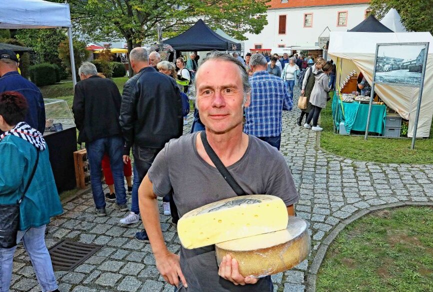 Viele Besucher, aber wenig Käse beim Spezialitätenmarkt auf Schloss Blankenhain - Uwe Jordan aus Bernburg war mit seinem Angebot an Biokäse zum ersten Mal auf dem Gelände des Deutschen Landwirtschaftsmuseums in Blankenhain, wo andere Spezialitäten in der Überzahl waren. Foto: Michel