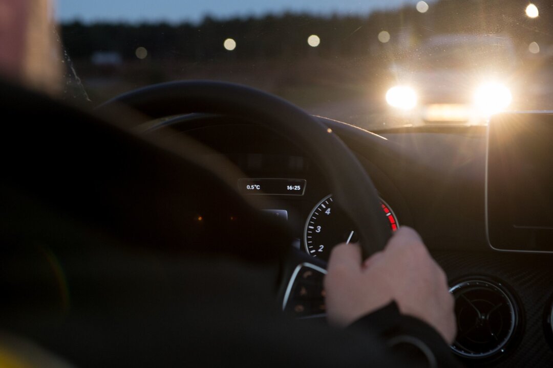 Viele fühlen sich vom Licht anderer Autos geblendet - Großes Sicherheitsrisiko: Die Mehrheit der Autofahrer fühlt sich nachts durch das Licht anderer Fahrzeuge geblendet.