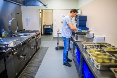 Viele Hürden bis zum gesunden Seniorenmenü - Christian Hess, Kpch im Wohnpark "Albert Schweitzer", bereitet in der Küche gefüllte Zucchini vor.