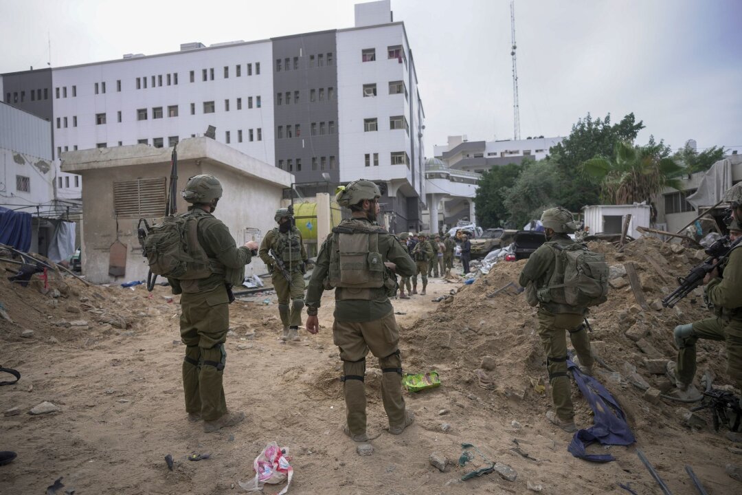 Viele Tote bei andauerndem Einsatz im Schifa-Krankenhaus - Israelische Soldaten bei einem Einsatz im November vor dem Schifa-Krankenhaus in Gaza-Stadt.