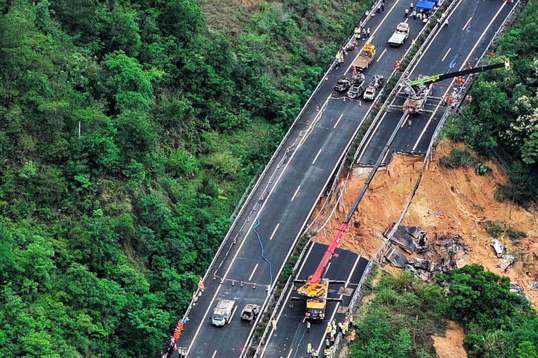 Viele Tote nach Autobahn-Einsturz in China - Ein Teil der Fahrbahn stürzte den Hang hinab.