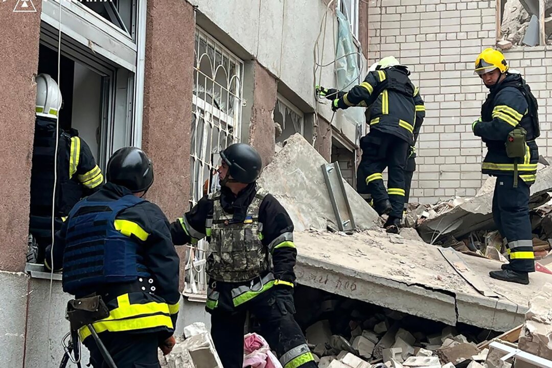 Viele Tote und Verletzte nach Angriff auf Tschernihiw - Rettungskräfte an einem zerstörten Gebäude in Tschernihiw.