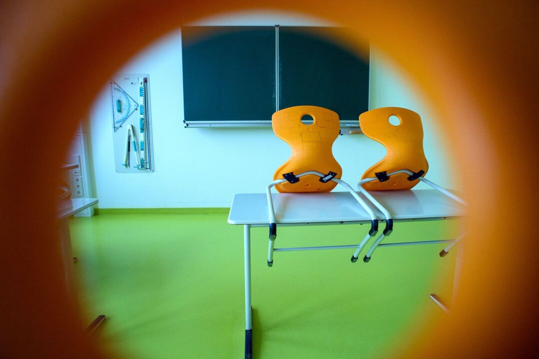 Viele Unterrichtsstunden an sächsischen Schulen ausgefallen - Stühle stehen in einem leeren Klassenzimmer einer Sekundarschule auf einem Tisch.