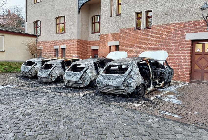 Die E-Autos brennen vollständig ab Foto: Christian Grube
