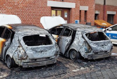 Vier E-Autos vor Leipziger Ordnungsamt abgefackelt - Die E-Autos brennen vollständig ab Foto: Christian Grube